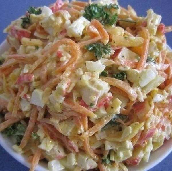 Фото к рецепту: Салат с морковью, сыром и крабовыми палочками