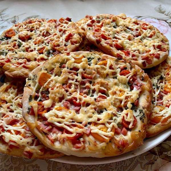 Фото к рецепту: Домашняя мини-пицца