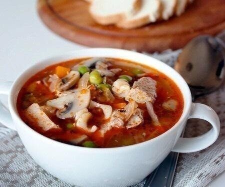 Фото к рецепту: Суп из свинины с шампиньонами и зеленым горошком