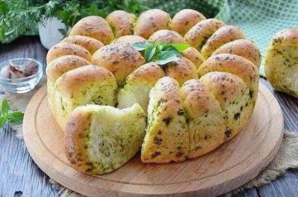 Фото к рецепту: Хлеб пшеничный с зеленью и чесноком