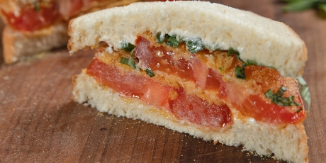 Фото к рецепту: Сэндвич с жареным помидором