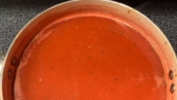 Фото к рецепту: Томатный суп с базиликом