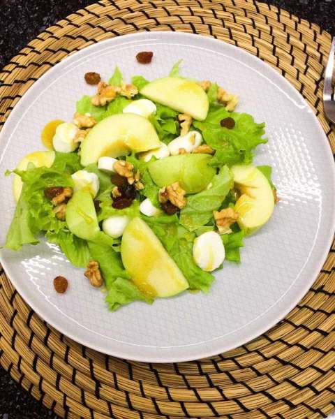 Фото к рецепту: Салат с яблоком, моцареллой и орехами