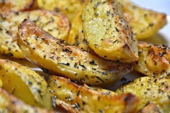 Фото к рецепту: Запеченный картофель по-гречески