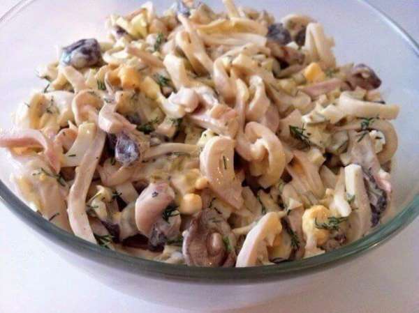 Фото к рецепту: Салат из кальмаров с грибами