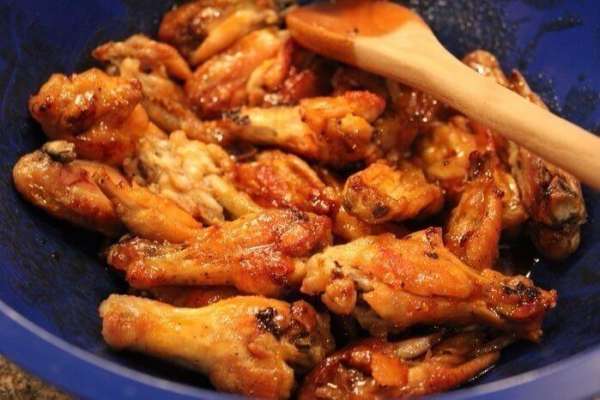 Фото к рецепту: Куриные крылышки в медовом соусе