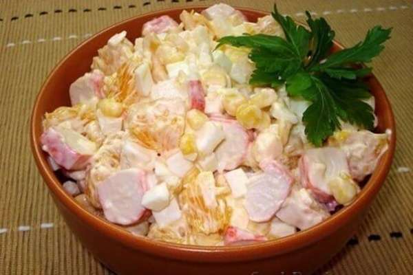 Фото к рецепту: Вкусный салат с крабовыми палочками