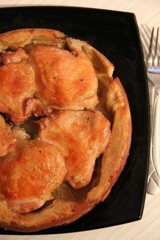 Фото к рецепту: Курица на тесте в духовке