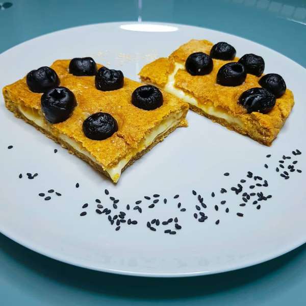 Фото к рецепту: Фокачча с сыром и маслинами