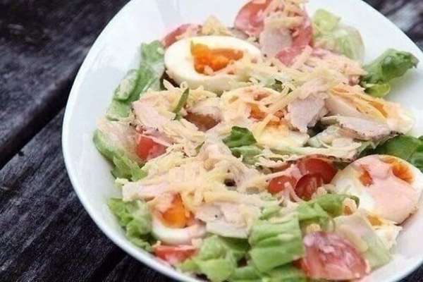 Фото к рецепту: Салат с курицей,яйцом и помидором