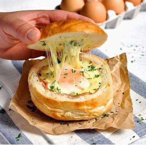 Фото к рецепту: Горячие булочки с яйцом, сыром и ветчиной на завтрак
