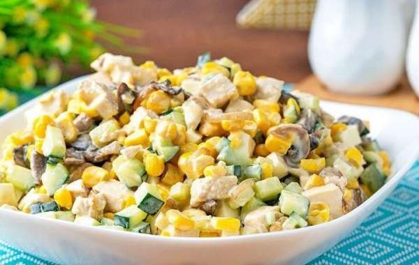 Фото к рецепту: Яркий салат с курицей, кукурузой и грибами