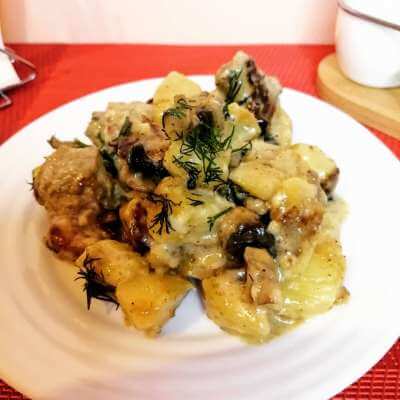 Фото к рецепту: Тушёная свинина с грибами и картошкой
