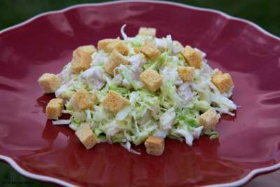 Фото к рецепту: Салат из свежей капусты с курицей