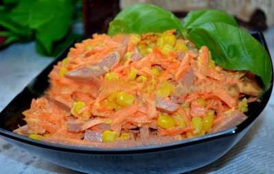 Фото к рецепту: Салат с копченой колбасой и морковью