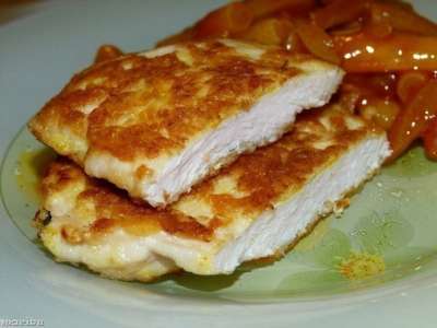 Фото к рецепту: Очень нежные куриные отбивные с хрустящей сырной корочкой