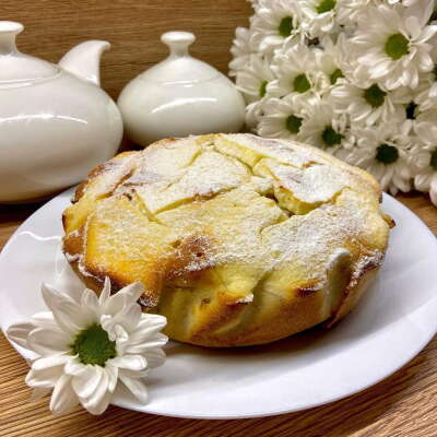 Фото к рецепту: Быстрый яблочный пирог с творожной начинкой