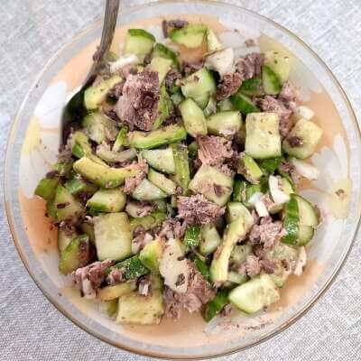 Фото к рецепту: Салат с авокадо тунцом и соевым соусом