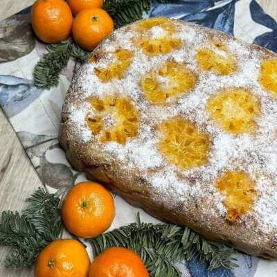 Фото к рецепту: Рождественский кекс с мандаринами и курагой