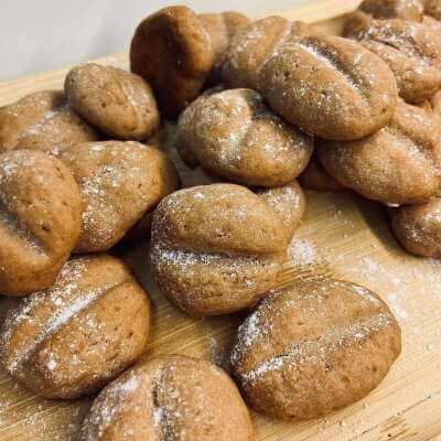 Фото к рецепту: Печенье кофейные зерна на сметане