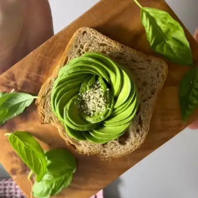 Розочка из авокадо