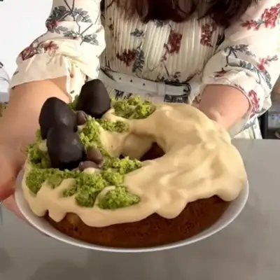 Фото к рецепту: Пасхальный декор пирога