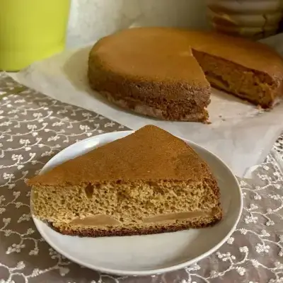 Фото к рецепту: Шарлотка или бисквит с яблоками