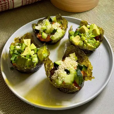 Фото к рецепту: Суши-капкейки с форелью