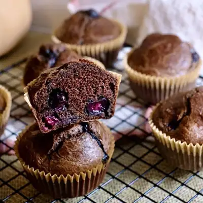Шоколадные мафинны с голубикой