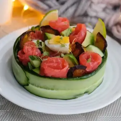 Фото к рецепту: Салат с рыбой и авокадо