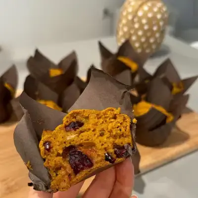 Фото к рецепту: Тыквенные кексы