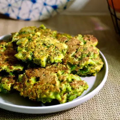 Фото к рецепту: Оладьи из брокколи