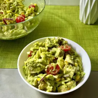 Паста с курицей и овощами