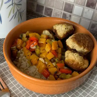 Митболы на овощной подушке