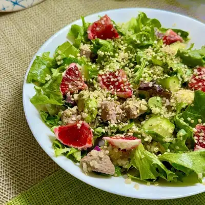 Фото к рецепту: Боул с киноа и свежими овощами