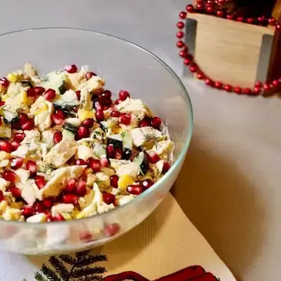 Салат с курицей и орешками