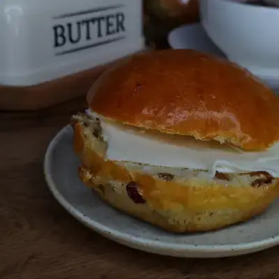 Фото к рецепту: Сдочные булочки на завтрак