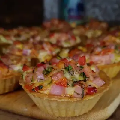 Фото к рецепту: Закусочные горячие тарталетки с начинкой
