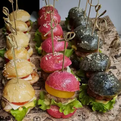 Разноцветные булочки для мини-бургеров